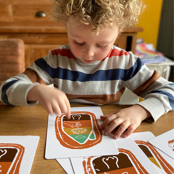 jongen met kaarten